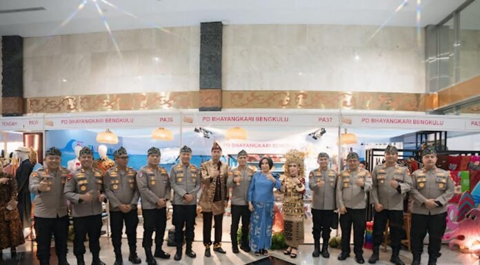 Dampingi Kapolda Bengkulu Kapolres dan Ketua Bhayangkari Bengkulu Utara Tinjau Bazar Nusantara 2026