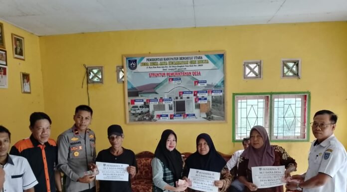 Penyaluran BLT Dana Desa Desa Renah Jaya Berjalan Tertib, 3 Keluarga Penerima Manfaat Terima Bantuan 7 Bulan Sekaligus