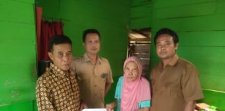 Sentuhan Hangat Pelayanan: Pemdes Tanah Tinggi Bagikan BLT DD Door-to-Door Kerumah KPM
