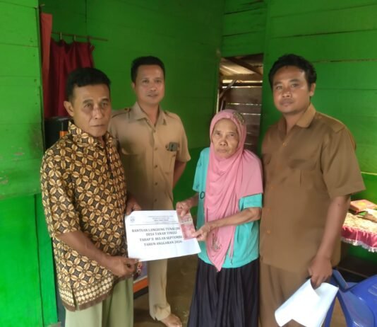 Sentuhan Hangat Pelayanan: Pemdes Tanah Tinggi Bagikan BLT DD Door-to-Door Kerumah KPM