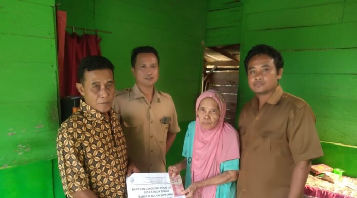 Sentuhan Hangat Pelayanan: Pemdes Tanah Tinggi Bagikan BLT DD Door-to-Door Kerumah KPM