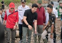 Hadir Bersama Masyarakat Bupati Arie Septia Adinata S.E. M.Ap Gotong royong Pemasangan Bronjong Penguat Irigasi Air Lais