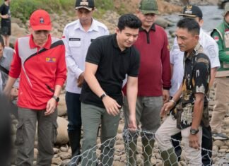 Hadir Bersama Masyarakat Bupati Arie Septia Adinata S.E. M.Ap Gotong royong Pemasangan Bronjong Penguat Irigasi Air Lais