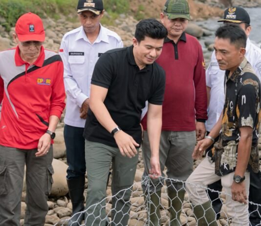 Hadir Bersama Masyarakat Bupati Arie Septia Adinata S.E. M.Ap Gotong royong Pemasangan Bronjong Penguat Irigasi Air Lais