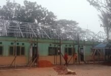 Revitalisasi SD N 18 Lebong Diduga Abaikan K3 dan Kualitas Bangunan Dipertanyakan kayu bekas jadi bahan