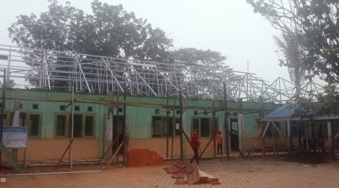 Revitalisasi SD N 18 Lebong Diduga Abaikan K3 dan Kualitas Bangunan Dipertanyakan kayu bekas jadi bahan