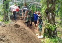 Kodim 0423 / Bu Terus Kebut Pembanguan Jembatan Perintis Garuda Bersama Masyarakat