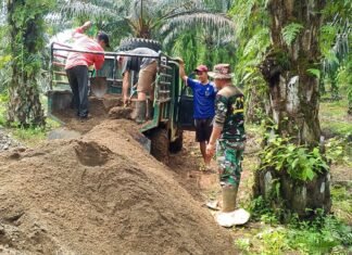Kodim 0423 / Bu Terus Kebut Pembanguan Jembatan Perintis Garuda Bersama Masyarakat
