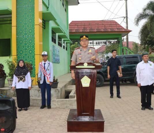 Wujudkan Keamanan dan Kelancaran Jalan, Kapolres Bengkulu Utara Turun Langsung Pimpin Pengaturan Lalu Lintas di Depan MTsN 1